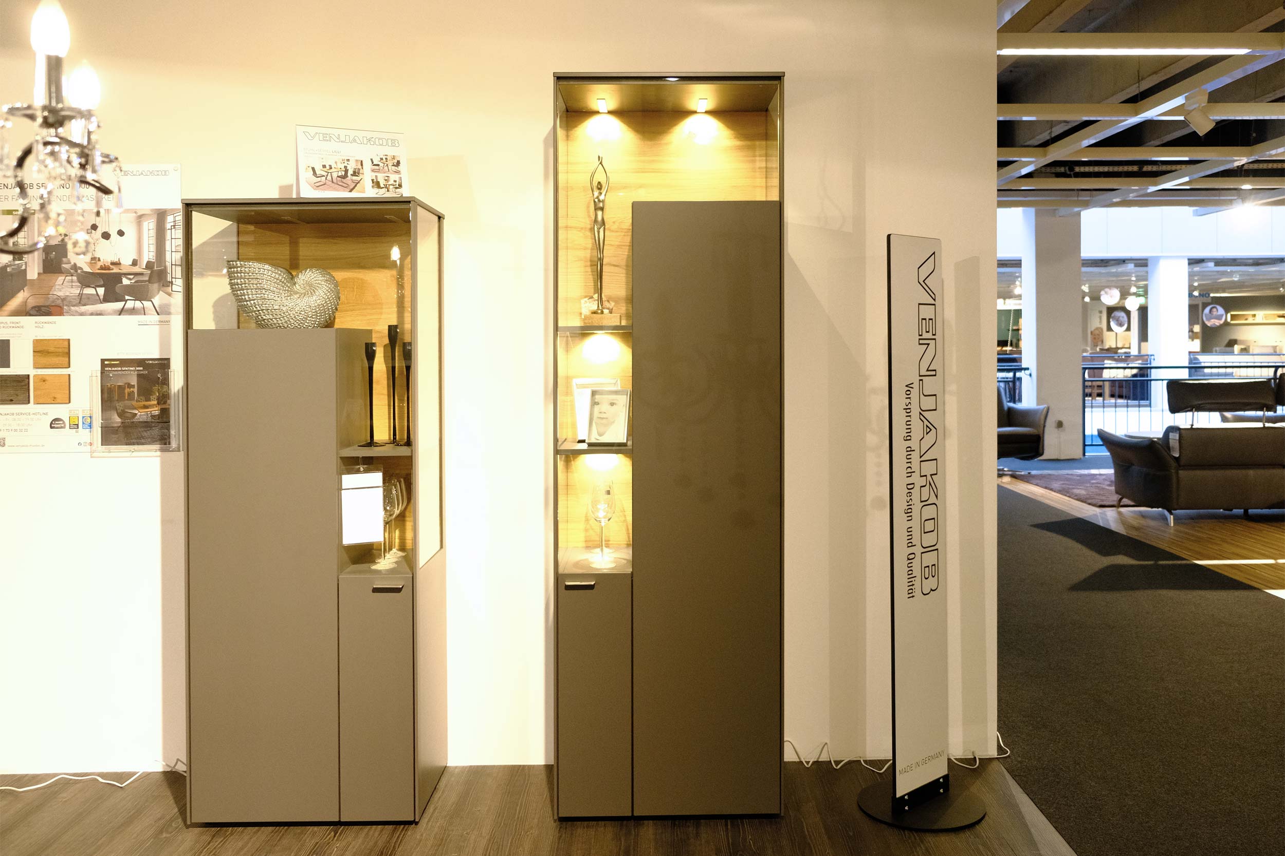 Vitrine, links SENTINO 3000 [VENJAKOB]