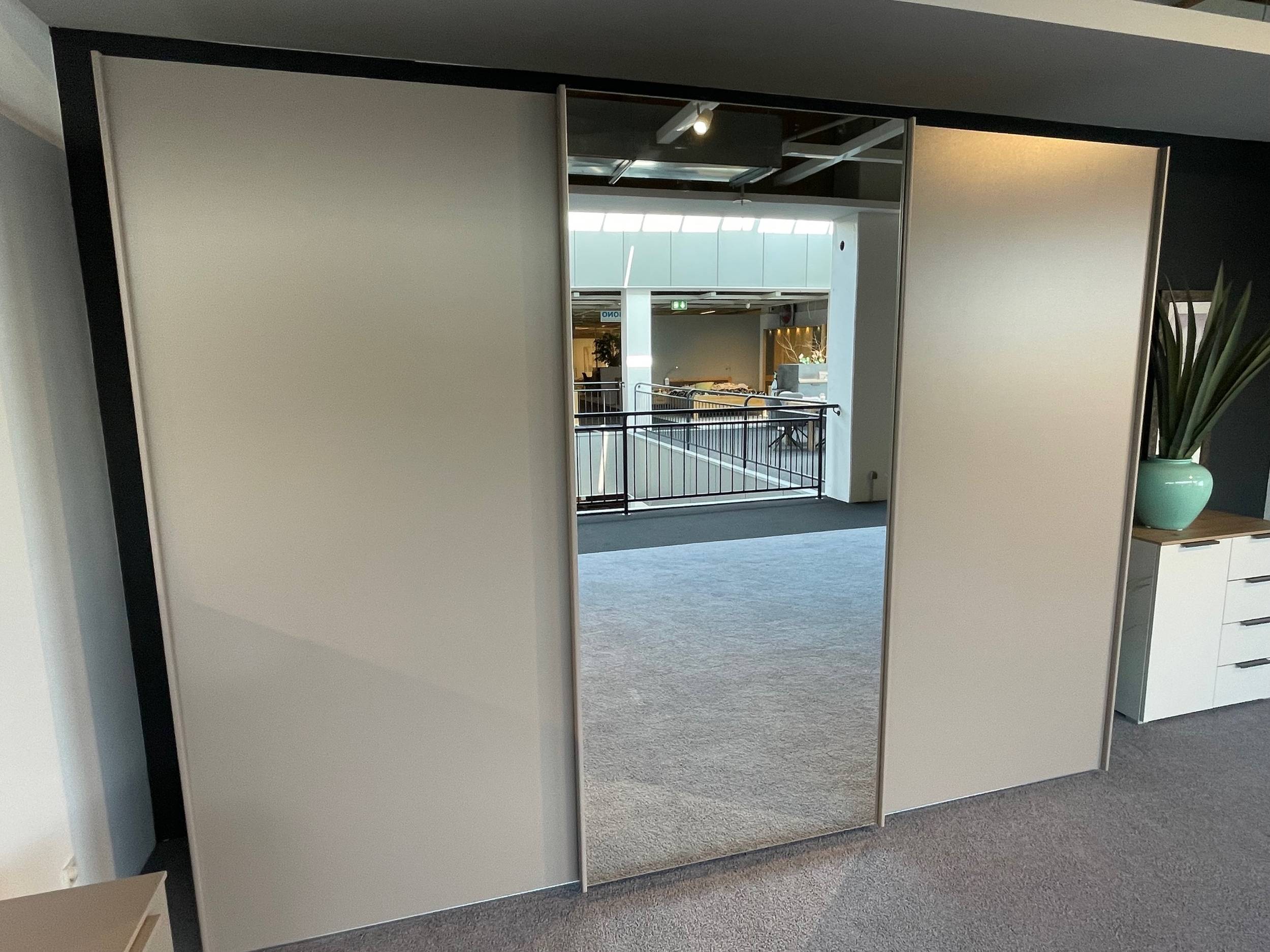 Schwebetürenschrank 8108100239