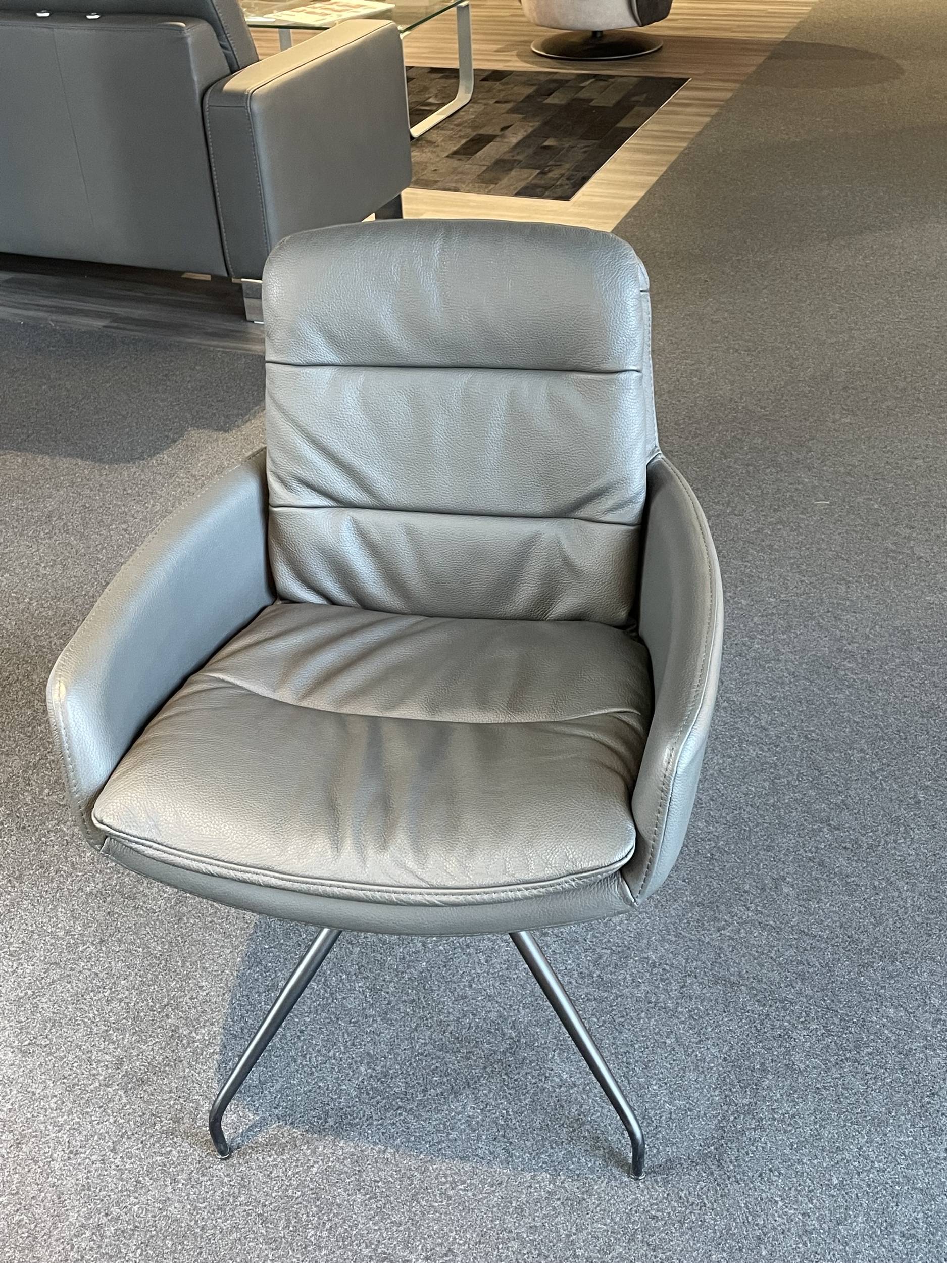 Stuhl mit Armlehnen 8110300003