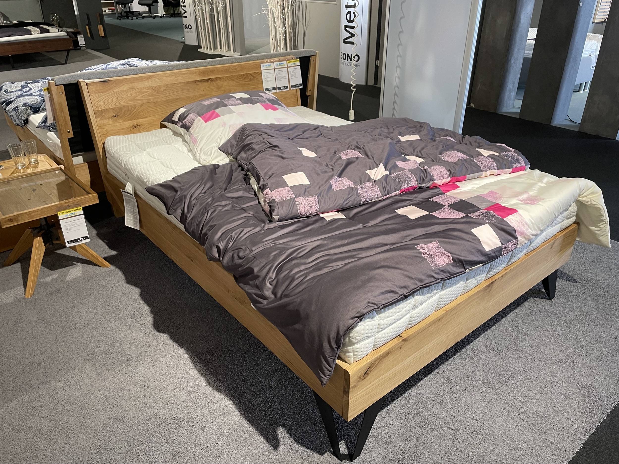 Bett mit Holzkopfteil 8070600297